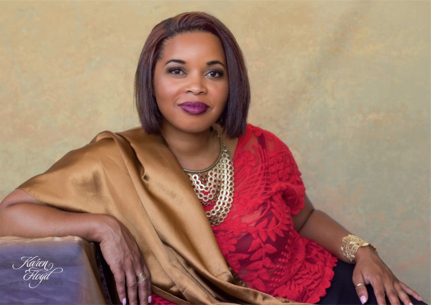 Lysandra-FullSideRedSlightSmile